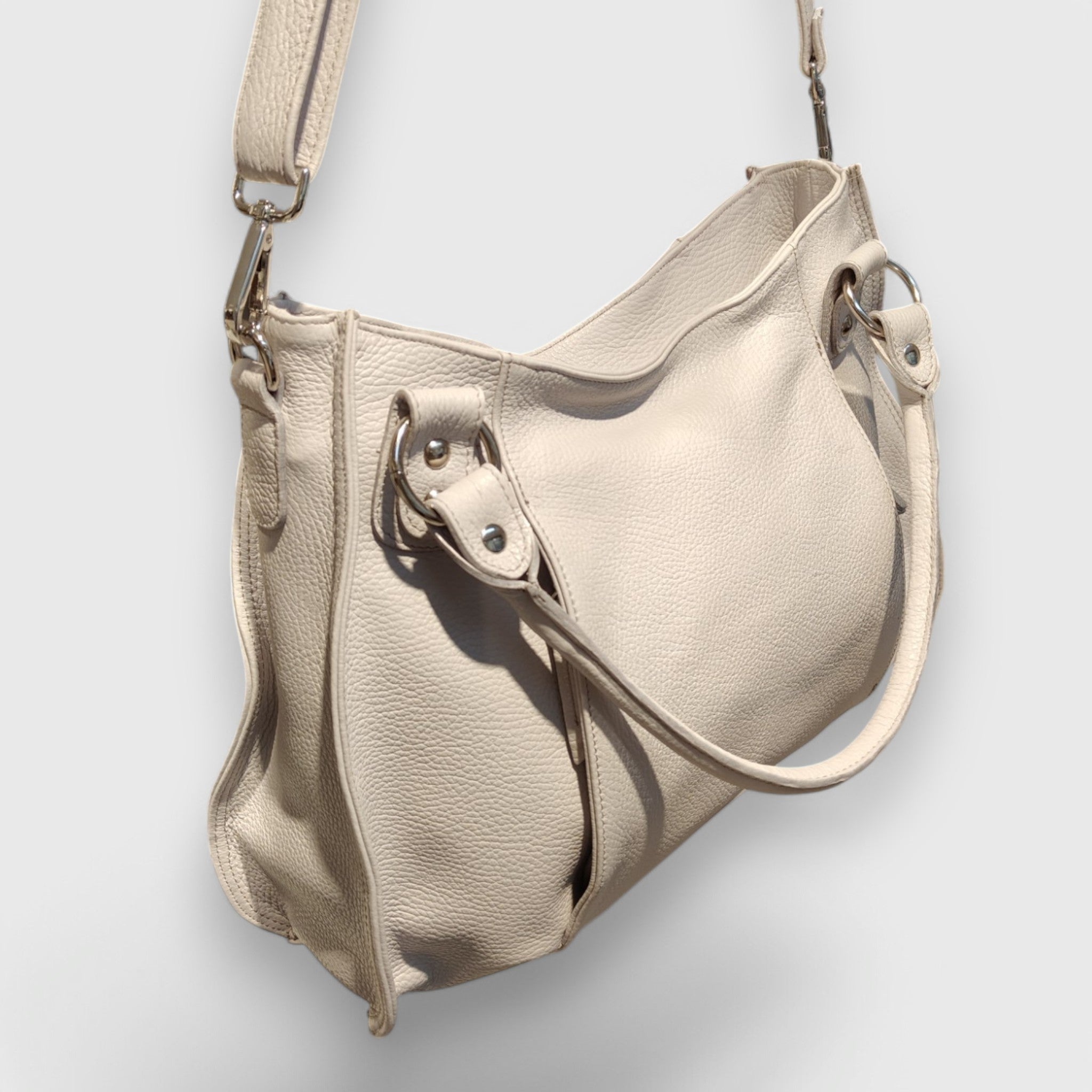 Pelletteria Pelle Nuda Milano, Artigianato italiano, vera pelle, Negozio borse donna, Lavinia ghiaccio